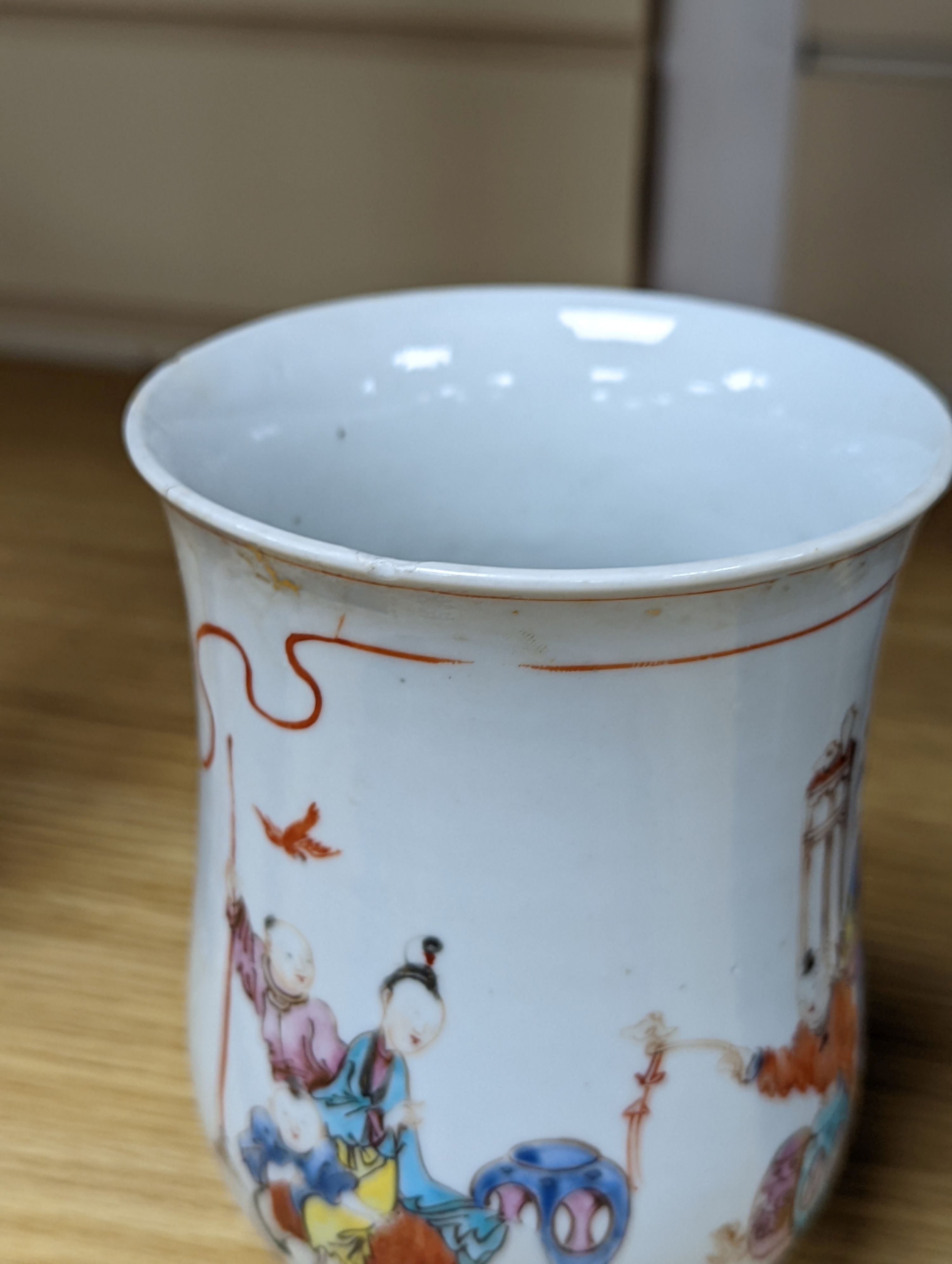 An 18th century Chinese export famille rose mug , 14cm